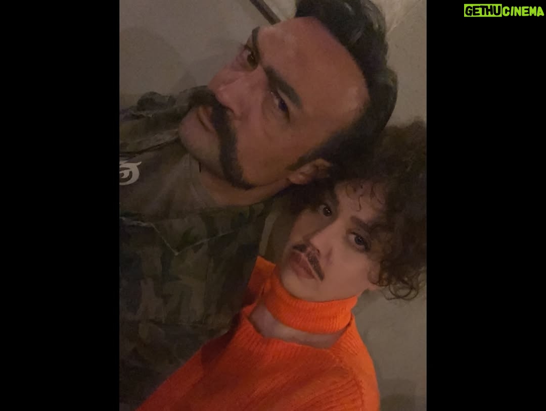 Begüm Çağla Taşkın - 64.6K Likes - Düşündüm taşındım fotolara da bu yazıya da canım arkadaşım @cagrisensoy ‘la başlamaya karar verdim. Öncelikle böyle bi çocuk olduğun için annene mi teşekkür etmeliyim, böyle bi adam olduğun için sana mı bilmiyorum. Çook güzel adamsın yaşasın ki beni sana verdiler😁Seninle, böyle bi işte, alanınız olduğunca oynamak, doğaçlamak, kıllatmak benim için çok büyük şans ve acayip eğlenceliydi. Seviyorum seni çikom🤍Tabii bu noktada sahnelerimde sürekli goygoy arayışında olmama müsamaha gösteren yönetmenlerim @demarke ve @_ahmet_yilmazz hocama da çook teşekkür etmeliyim. Beni ne kadar rahatlattığınızı, kendime güvenimi arttırdığınızı bilemezsiniz. Ve tabii tiyatro mantığından çıkana kadar sabırla bana “fıstık Bala bu tarafta, annecim Osman şu tarafta” diye nereye bakmam gerektiğini yılmadan anlatan, resmen kamera önü oyunculuğunu öğreten abilerim @ersin_palabiyik ve @kubilinyo , cansınız🙏🏼 Tüm zorluklarına rağmen öyle güzel anılar, arkadaşlıklar, hatta dostlar getirdi ki bu iş bana anlatamam ama kalbimde taşırım sonsuza dek. Ömürlük çikolarım oldu🥹🥰Tek  tek yazmayayım fotolardan anlaşılır🤓🤍😘Kimler kimler oynadı bu dizide, bana da tanışmak, ve çalışmak nasip oldu çok şanslıyım. Yıllardır beraber çalışan bu kadar büyük bir ekibe çok sonradan dahil olup da bu kadar çabuk adapte olduysam bu kamera önü/arkası istisnasız herkesin tatlılığındandır. Bu kadar sıcakkanlı tatlı bir “başrol” olduğun için sana da çok teşekkür ederim @burakozcivit 😇. Tanışınca hayal kırıklığına uğratmayan ünlüler listemde top 3’tesin🫶🏻
Ve tabii @mehmetbozdag ve @aslizeyneppekerbozdag ; beni tercih ettiniz, çok güzel bir deneyim yaşamamı sağladınız, 3 yıl ekmeğinizi yedim, hakkınızı helal edin çok teşekkür ederim🙏🏼🌺
Bu öyle bir iş ki, sanırım bi gün tüm oyuncular Kuruluş Osman’da oynayacak😁Ve o gün yolu buraya düşen meslektaşlarıma şimdiden selam olsun, çok kıyak bi ekip sizi bekliyor🤟🤓 Herkesin yolu açık olsun seviyorum sizi🤍🍀