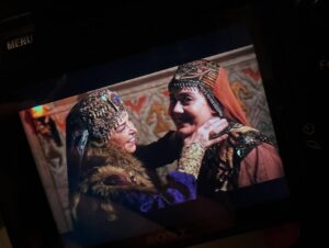 Begüm Çağla Taşkın Instagram - Düşündüm taşındım fotolara da bu yazıya da canım arkadaşım @cagrisensoy ‘la başlamaya karar verdim. Öncelikle böyle bi çocuk olduğun için annene mi teşekkür etmeliyim, böyle bi adam olduğun için sana mı bilmiyorum. Çook güzel adamsın yaşasın ki beni sana verdiler😁Seninle, böyle bi işte, alanınız olduğunca oynamak, doğaçlamak, kıllatmak benim için çok büyük şans ve acayip eğlenceliydi. Seviyorum seni çikom🤍Tabii bu noktada sahnelerimde sürekli goygoy arayışında olmama müsamaha gösteren yönetmenlerim @demarke ve @_ahmet_yilmazz hocama da çook teşekkür etmeliyim. Beni ne kadar rahatlattığınızı, kendime güvenimi arttırdığınızı bilemezsiniz. Ve tabii tiyatro mantığından çıkana kadar sabırla bana “fıstık Bala bu tarafta, annecim Osman şu tarafta” diye nereye bakmam gerektiğini yılmadan anlatan, resmen kamera önü oyunculuğunu öğreten abilerim @ersin_palabiyik ve @kubilinyo , cansınız🙏🏼 Tüm zorluklarına rağmen öyle güzel anılar, arkadaşlıklar, hatta dostlar getirdi ki bu iş bana anlatamam ama kalbimde taşırım sonsuza dek. Ömürlük çikolarım oldu🥹🥰Tek  tek yazmayayım fotolardan anlaşılır🤓🤍😘Kimler kimler oynadı bu dizide, bana da tanışmak, ve çalışmak nasip oldu çok şanslıyım. Yıllardır beraber çalışan bu kadar büyük bir ekibe çok sonradan dahil olup da bu kadar çabuk adapte olduysam bu kamera önü/arkası istisnasız herkesin tatlılığındandır. Bu kadar sıcakkanlı tatlı bir “başrol” olduğun için sana da çok teşekkür ederim @burakozcivit 😇. Tanışınca hayal kırıklığına uğratmayan ünlüler listemde top 3’tesin🫶🏻
Ve tabii @mehmetbozdag ve @aslizeyneppekerbozdag ; beni tercih ettiniz, çok güzel bir deneyim yaşamamı sağladınız, 3 yıl ekmeğinizi yedim, hakkınızı helal edin çok teşekkür ederim🙏🏼🌺
Bu öyle bir iş ki, sanırım bi gün tüm oyuncular Kuruluş Osman’da oynayacak😁Ve o gün yolu buraya düşen meslektaşlarıma şimdiden selam olsun, çok kıyak bi ekip sizi bekliyor🤟🤓 Herkesin yolu açık olsun seviyorum sizi🤍🍀