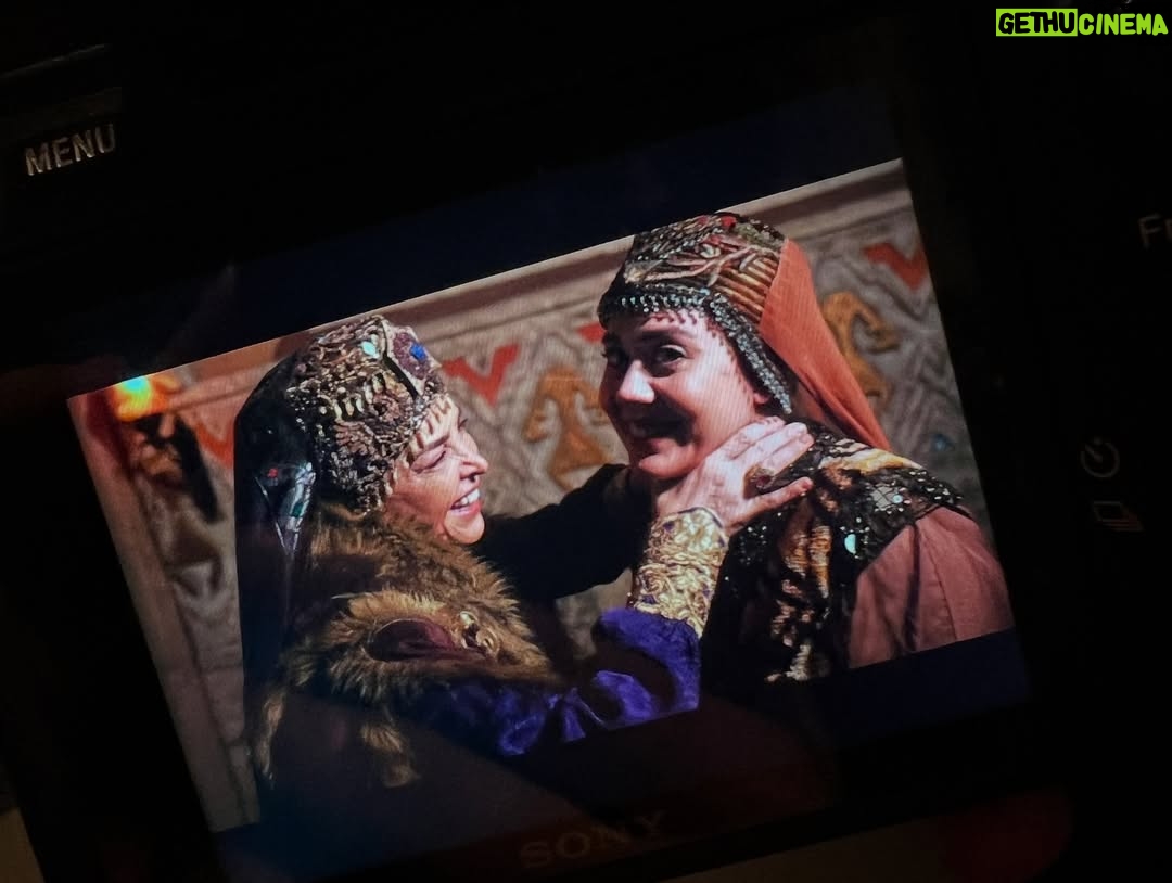 Begüm Çağla Taşkın - 64.6K Likes - Düşündüm taşındım fotolara da bu yazıya da canım arkadaşım @cagrisensoy ‘la başlamaya karar verdim. Öncelikle böyle bi çocuk olduğun için annene mi teşekkür etmeliyim, böyle bi adam olduğun için sana mı bilmiyorum. Çook güzel adamsın yaşasın ki beni sana verdiler😁Seninle, böyle bi işte, alanınız olduğunca oynamak, doğaçlamak, kıllatmak benim için çok büyük şans ve acayip eğlenceliydi. Seviyorum seni çikom🤍Tabii bu noktada sahnelerimde sürekli goygoy arayışında olmama müsamaha gösteren yönetmenlerim @demarke ve @_ahmet_yilmazz hocama da çook teşekkür etmeliyim. Beni ne kadar rahatlattığınızı, kendime güvenimi arttırdığınızı bilemezsiniz. Ve tabii tiyatro mantığından çıkana kadar sabırla bana “fıstık Bala bu tarafta, annecim Osman şu tarafta” diye nereye bakmam gerektiğini yılmadan anlatan, resmen kamera önü oyunculuğunu öğreten abilerim @ersin_palabiyik ve @kubilinyo , cansınız🙏🏼 Tüm zorluklarına rağmen öyle güzel anılar, arkadaşlıklar, hatta dostlar getirdi ki bu iş bana anlatamam ama kalbimde taşırım sonsuza dek. Ömürlük çikolarım oldu🥹🥰Tek  tek yazmayayım fotolardan anlaşılır🤓🤍😘Kimler kimler oynadı bu dizide, bana da tanışmak, ve çalışmak nasip oldu çok şanslıyım. Yıllardır beraber çalışan bu kadar büyük bir ekibe çok sonradan dahil olup da bu kadar çabuk adapte olduysam bu kamera önü/arkası istisnasız herkesin tatlılığındandır. Bu kadar sıcakkanlı tatlı bir “başrol” olduğun için sana da çok teşekkür ederim @burakozcivit 😇. Tanışınca hayal kırıklığına uğratmayan ünlüler listemde top 3’tesin🫶🏻
Ve tabii @mehmetbozdag ve @aslizeyneppekerbozdag ; beni tercih ettiniz, çok güzel bir deneyim yaşamamı sağladınız, 3 yıl ekmeğinizi yedim, hakkınızı helal edin çok teşekkür ederim🙏🏼🌺
Bu öyle bir iş ki, sanırım bi gün tüm oyuncular Kuruluş Osman’da oynayacak😁Ve o gün yolu buraya düşen meslektaşlarıma şimdiden selam olsun, çok kıyak bi ekip sizi bekliyor🤟🤓 Herkesin yolu açık olsun seviyorum sizi🤍🍀