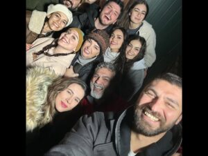 Begüm Çağla Taşkın Instagram - Düşündüm taşındım fotolara da bu yazıya da canım arkadaşım @cagrisensoy ‘la başlamaya karar verdim. Öncelikle böyle bi çocuk olduğun için annene mi teşekkür etmeliyim, böyle bi adam olduğun için sana mı bilmiyorum. Çook güzel adamsın yaşasın ki beni sana verdiler😁Seninle, böyle bi işte, alanınız olduğunca oynamak, doğaçlamak, kıllatmak benim için çok büyük şans ve acayip eğlenceliydi. Seviyorum seni çikom🤍Tabii bu noktada sahnelerimde sürekli goygoy arayışında olmama müsamaha gösteren yönetmenlerim @demarke ve @_ahmet_yilmazz hocama da çook teşekkür etmeliyim. Beni ne kadar rahatlattığınızı, kendime güvenimi arttırdığınızı bilemezsiniz. Ve tabii tiyatro mantığından çıkana kadar sabırla bana “fıstık Bala bu tarafta, annecim Osman şu tarafta” diye nereye bakmam gerektiğini yılmadan anlatan, resmen kamera önü oyunculuğunu öğreten abilerim @ersin_palabiyik ve @kubilinyo , cansınız🙏🏼 Tüm zorluklarına rağmen öyle güzel anılar, arkadaşlıklar, hatta dostlar getirdi ki bu iş bana anlatamam ama kalbimde taşırım sonsuza dek. Ömürlük çikolarım oldu🥹🥰Tek  tek yazmayayım fotolardan anlaşılır🤓🤍😘Kimler kimler oynadı bu dizide, bana da tanışmak, ve çalışmak nasip oldu çok şanslıyım. Yıllardır beraber çalışan bu kadar büyük bir ekibe çok sonradan dahil olup da bu kadar çabuk adapte olduysam bu kamera önü/arkası istisnasız herkesin tatlılığındandır. Bu kadar sıcakkanlı tatlı bir “başrol” olduğun için sana da çok teşekkür ederim @burakozcivit 😇. Tanışınca hayal kırıklığına uğratmayan ünlüler listemde top 3’tesin🫶🏻
Ve tabii @mehmetbozdag ve @aslizeyneppekerbozdag ; beni tercih ettiniz, çok güzel bir deneyim yaşamamı sağladınız, 3 yıl ekmeğinizi yedim, hakkınızı helal edin çok teşekkür ederim🙏🏼🌺
Bu öyle bir iş ki, sanırım bi gün tüm oyuncular Kuruluş Osman’da oynayacak😁Ve o gün yolu buraya düşen meslektaşlarıma şimdiden selam olsun, çok kıyak bi ekip sizi bekliyor🤟🤓 Herkesin yolu açık olsun seviyorum sizi🤍🍀