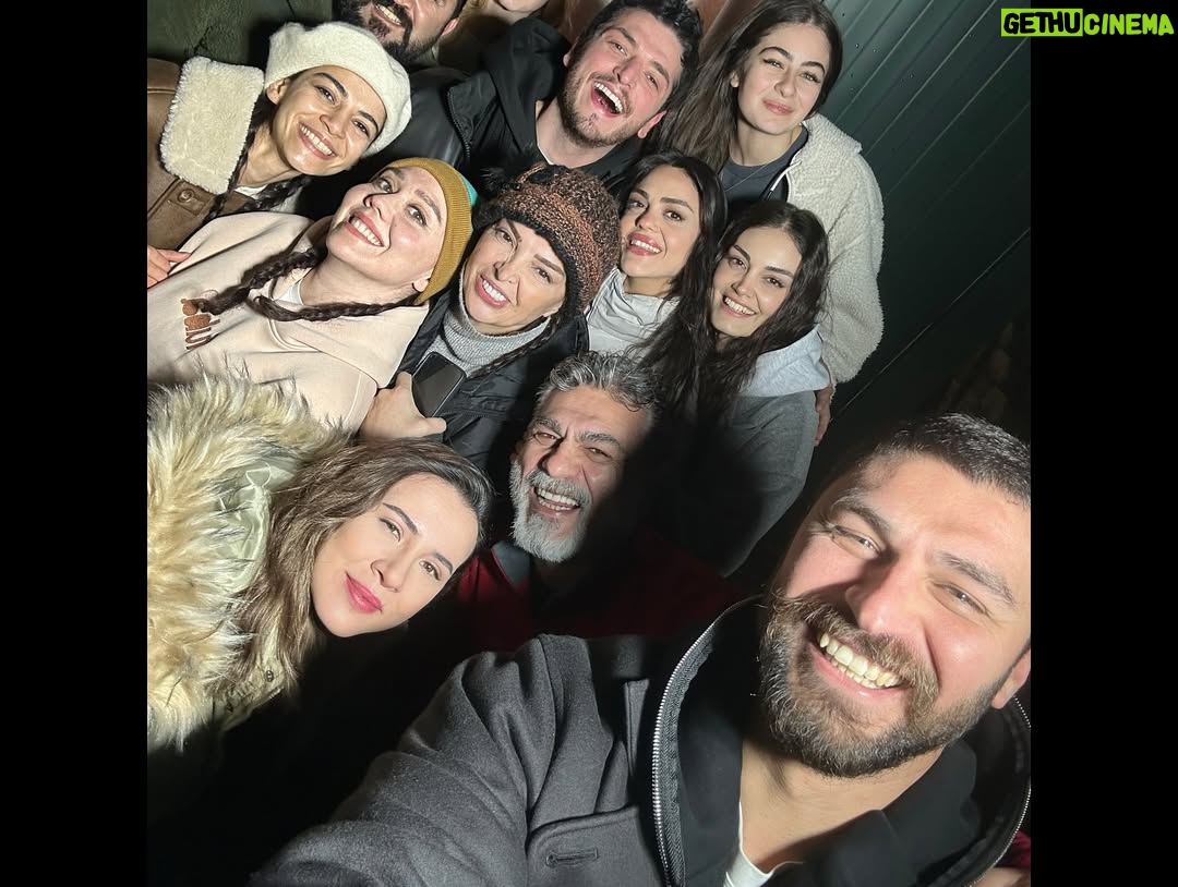 Begüm Çağla Taşkın - 64.6K Likes - Düşündüm taşındım fotolara da bu yazıya da canım arkadaşım @cagrisensoy ‘la başlamaya karar verdim. Öncelikle böyle bi çocuk olduğun için annene mi teşekkür etmeliyim, böyle bi adam olduğun için sana mı bilmiyorum. Çook güzel adamsın yaşasın ki beni sana verdiler😁Seninle, böyle bi işte, alanınız olduğunca oynamak, doğaçlamak, kıllatmak benim için çok büyük şans ve acayip eğlenceliydi. Seviyorum seni çikom🤍Tabii bu noktada sahnelerimde sürekli goygoy arayışında olmama müsamaha gösteren yönetmenlerim @demarke ve @_ahmet_yilmazz hocama da çook teşekkür etmeliyim. Beni ne kadar rahatlattığınızı, kendime güvenimi arttırdığınızı bilemezsiniz. Ve tabii tiyatro mantığından çıkana kadar sabırla bana “fıstık Bala bu tarafta, annecim Osman şu tarafta” diye nereye bakmam gerektiğini yılmadan anlatan, resmen kamera önü oyunculuğunu öğreten abilerim @ersin_palabiyik ve @kubilinyo , cansınız🙏🏼 Tüm zorluklarına rağmen öyle güzel anılar, arkadaşlıklar, hatta dostlar getirdi ki bu iş bana anlatamam ama kalbimde taşırım sonsuza dek. Ömürlük çikolarım oldu🥹🥰Tek  tek yazmayayım fotolardan anlaşılır🤓🤍😘Kimler kimler oynadı bu dizide, bana da tanışmak, ve çalışmak nasip oldu çok şanslıyım. Yıllardır beraber çalışan bu kadar büyük bir ekibe çok sonradan dahil olup da bu kadar çabuk adapte olduysam bu kamera önü/arkası istisnasız herkesin tatlılığındandır. Bu kadar sıcakkanlı tatlı bir “başrol” olduğun için sana da çok teşekkür ederim @burakozcivit 😇. Tanışınca hayal kırıklığına uğratmayan ünlüler listemde top 3’tesin🫶🏻
Ve tabii @mehmetbozdag ve @aslizeyneppekerbozdag ; beni tercih ettiniz, çok güzel bir deneyim yaşamamı sağladınız, 3 yıl ekmeğinizi yedim, hakkınızı helal edin çok teşekkür ederim🙏🏼🌺
Bu öyle bir iş ki, sanırım bi gün tüm oyuncular Kuruluş Osman’da oynayacak😁Ve o gün yolu buraya düşen meslektaşlarıma şimdiden selam olsun, çok kıyak bi ekip sizi bekliyor🤟🤓 Herkesin yolu açık olsun seviyorum sizi🤍🍀