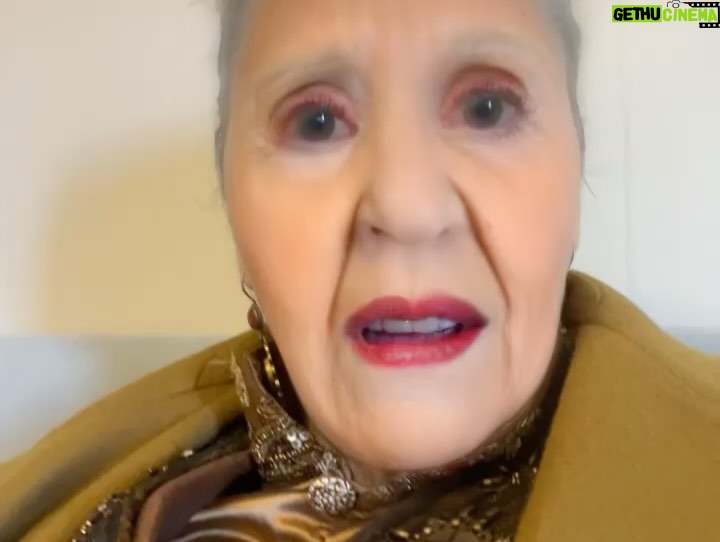 Begüm Çağla Taşkın - 64.6K Likes - Düşündüm taşındım fotolara da bu yazıya da canım arkadaşım @cagrisensoy ‘la başlamaya karar verdim. Öncelikle böyle bi çocuk olduğun için annene mi teşekkür etmeliyim, böyle bi adam olduğun için sana mı bilmiyorum. Çook güzel adamsın yaşasın ki beni sana verdiler😁Seninle, böyle bi işte, alanınız olduğunca oynamak, doğaçlamak, kıllatmak benim için çok büyük şans ve acayip eğlenceliydi. Seviyorum seni çikom🤍Tabii bu noktada sahnelerimde sürekli goygoy arayışında olmama müsamaha gösteren yönetmenlerim @demarke ve @_ahmet_yilmazz hocama da çook teşekkür etmeliyim. Beni ne kadar rahatlattığınızı, kendime güvenimi arttırdığınızı bilemezsiniz. Ve tabii tiyatro mantığından çıkana kadar sabırla bana “fıstık Bala bu tarafta, annecim Osman şu tarafta” diye nereye bakmam gerektiğini yılmadan anlatan, resmen kamera önü oyunculuğunu öğreten abilerim @ersin_palabiyik ve @kubilinyo , cansınız🙏🏼 Tüm zorluklarına rağmen öyle güzel anılar, arkadaşlıklar, hatta dostlar getirdi ki bu iş bana anlatamam ama kalbimde taşırım sonsuza dek. Ömürlük çikolarım oldu🥹🥰Tek  tek yazmayayım fotolardan anlaşılır🤓🤍😘Kimler kimler oynadı bu dizide, bana da tanışmak, ve çalışmak nasip oldu çok şanslıyım. Yıllardır beraber çalışan bu kadar büyük bir ekibe çok sonradan dahil olup da bu kadar çabuk adapte olduysam bu kamera önü/arkası istisnasız herkesin tatlılığındandır. Bu kadar sıcakkanlı tatlı bir “başrol” olduğun için sana da çok teşekkür ederim @burakozcivit 😇. Tanışınca hayal kırıklığına uğratmayan ünlüler listemde top 3’tesin🫶🏻
Ve tabii @mehmetbozdag ve @aslizeyneppekerbozdag ; beni tercih ettiniz, çok güzel bir deneyim yaşamamı sağladınız, 3 yıl ekmeğinizi yedim, hakkınızı helal edin çok teşekkür ederim🙏🏼🌺
Bu öyle bir iş ki, sanırım bi gün tüm oyuncular Kuruluş Osman’da oynayacak😁Ve o gün yolu buraya düşen meslektaşlarıma şimdiden selam olsun, çok kıyak bi ekip sizi bekliyor🤟🤓 Herkesin yolu açık olsun seviyorum sizi🤍🍀
