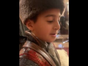 Begüm Çağla Taşkın Instagram - Düşündüm taşındım fotolara da bu yazıya da canım arkadaşım @cagrisensoy ‘la başlamaya karar verdim. Öncelikle böyle bi çocuk olduğun için annene mi teşekkür etmeliyim, böyle bi adam olduğun için sana mı bilmiyorum. Çook güzel adamsın yaşasın ki beni sana verdiler😁Seninle, böyle bi işte, alanınız olduğunca oynamak, doğaçlamak, kıllatmak benim için çok büyük şans ve acayip eğlenceliydi. Seviyorum seni çikom🤍Tabii bu noktada sahnelerimde sürekli goygoy arayışında olmama müsamaha gösteren yönetmenlerim @demarke ve @_ahmet_yilmazz hocama da çook teşekkür etmeliyim. Beni ne kadar rahatlattığınızı, kendime güvenimi arttırdığınızı bilemezsiniz. Ve tabii tiyatro mantığından çıkana kadar sabırla bana “fıstık Bala bu tarafta, annecim Osman şu tarafta” diye nereye bakmam gerektiğini yılmadan anlatan, resmen kamera önü oyunculuğunu öğreten abilerim @ersin_palabiyik ve @kubilinyo , cansınız🙏🏼 Tüm zorluklarına rağmen öyle güzel anılar, arkadaşlıklar, hatta dostlar getirdi ki bu iş bana anlatamam ama kalbimde taşırım sonsuza dek. Ömürlük çikolarım oldu🥹🥰Tek  tek yazmayayım fotolardan anlaşılır🤓🤍😘Kimler kimler oynadı bu dizide, bana da tanışmak, ve çalışmak nasip oldu çok şanslıyım. Yıllardır beraber çalışan bu kadar büyük bir ekibe çok sonradan dahil olup da bu kadar çabuk adapte olduysam bu kamera önü/arkası istisnasız herkesin tatlılığındandır. Bu kadar sıcakkanlı tatlı bir “başrol” olduğun için sana da çok teşekkür ederim @burakozcivit 😇. Tanışınca hayal kırıklığına uğratmayan ünlüler listemde top 3’tesin🫶🏻
Ve tabii @mehmetbozdag ve @aslizeyneppekerbozdag ; beni tercih ettiniz, çok güzel bir deneyim yaşamamı sağladınız, 3 yıl ekmeğinizi yedim, hakkınızı helal edin çok teşekkür ederim🙏🏼🌺
Bu öyle bir iş ki, sanırım bi gün tüm oyuncular Kuruluş Osman’da oynayacak😁Ve o gün yolu buraya düşen meslektaşlarıma şimdiden selam olsun, çok kıyak bi ekip sizi bekliyor🤟🤓 Herkesin yolu açık olsun seviyorum sizi🤍🍀