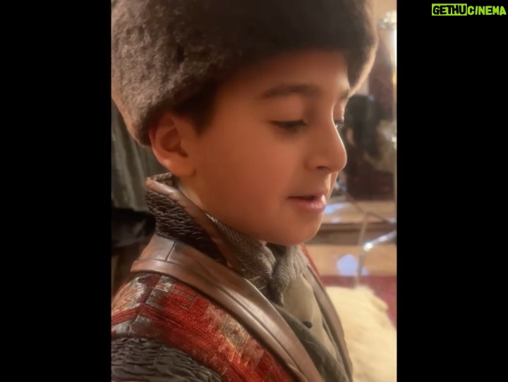 Begüm Çağla Taşkın - 64.6K Likes - Düşündüm taşındım fotolara da bu yazıya da canım arkadaşım @cagrisensoy ‘la başlamaya karar verdim. Öncelikle böyle bi çocuk olduğun için annene mi teşekkür etmeliyim, böyle bi adam olduğun için sana mı bilmiyorum. Çook güzel adamsın yaşasın ki beni sana verdiler😁Seninle, böyle bi işte, alanınız olduğunca oynamak, doğaçlamak, kıllatmak benim için çok büyük şans ve acayip eğlenceliydi. Seviyorum seni çikom🤍Tabii bu noktada sahnelerimde sürekli goygoy arayışında olmama müsamaha gösteren yönetmenlerim @demarke ve @_ahmet_yilmazz hocama da çook teşekkür etmeliyim. Beni ne kadar rahatlattığınızı, kendime güvenimi arttırdığınızı bilemezsiniz. Ve tabii tiyatro mantığından çıkana kadar sabırla bana “fıstık Bala bu tarafta, annecim Osman şu tarafta” diye nereye bakmam gerektiğini yılmadan anlatan, resmen kamera önü oyunculuğunu öğreten abilerim @ersin_palabiyik ve @kubilinyo , cansınız🙏🏼 Tüm zorluklarına rağmen öyle güzel anılar, arkadaşlıklar, hatta dostlar getirdi ki bu iş bana anlatamam ama kalbimde taşırım sonsuza dek. Ömürlük çikolarım oldu🥹🥰Tek  tek yazmayayım fotolardan anlaşılır🤓🤍😘Kimler kimler oynadı bu dizide, bana da tanışmak, ve çalışmak nasip oldu çok şanslıyım. Yıllardır beraber çalışan bu kadar büyük bir ekibe çok sonradan dahil olup da bu kadar çabuk adapte olduysam bu kamera önü/arkası istisnasız herkesin tatlılığındandır. Bu kadar sıcakkanlı tatlı bir “başrol” olduğun için sana da çok teşekkür ederim @burakozcivit 😇. Tanışınca hayal kırıklığına uğratmayan ünlüler listemde top 3’tesin🫶🏻
Ve tabii @mehmetbozdag ve @aslizeyneppekerbozdag ; beni tercih ettiniz, çok güzel bir deneyim yaşamamı sağladınız, 3 yıl ekmeğinizi yedim, hakkınızı helal edin çok teşekkür ederim🙏🏼🌺
Bu öyle bir iş ki, sanırım bi gün tüm oyuncular Kuruluş Osman’da oynayacak😁Ve o gün yolu buraya düşen meslektaşlarıma şimdiden selam olsun, çok kıyak bi ekip sizi bekliyor🤟🤓 Herkesin yolu açık olsun seviyorum sizi🤍🍀