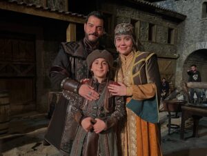 Begüm Çağla Taşkın Instagram - Düşündüm taşındım fotolara da bu yazıya da canım arkadaşım @cagrisensoy ‘la başlamaya karar verdim. Öncelikle böyle bi çocuk olduğun için annene mi teşekkür etmeliyim, böyle bi adam olduğun için sana mı bilmiyorum. Çook güzel adamsın yaşasın ki beni sana verdiler😁Seninle, böyle bi işte, alanınız olduğunca oynamak, doğaçlamak, kıllatmak benim için çok büyük şans ve acayip eğlenceliydi. Seviyorum seni çikom🤍Tabii bu noktada sahnelerimde sürekli goygoy arayışında olmama müsamaha gösteren yönetmenlerim @demarke ve @_ahmet_yilmazz hocama da çook teşekkür etmeliyim. Beni ne kadar rahatlattığınızı, kendime güvenimi arttırdığınızı bilemezsiniz. Ve tabii tiyatro mantığından çıkana kadar sabırla bana “fıstık Bala bu tarafta, annecim Osman şu tarafta” diye nereye bakmam gerektiğini yılmadan anlatan, resmen kamera önü oyunculuğunu öğreten abilerim @ersin_palabiyik ve @kubilinyo , cansınız🙏🏼 Tüm zorluklarına rağmen öyle güzel anılar, arkadaşlıklar, hatta dostlar getirdi ki bu iş bana anlatamam ama kalbimde taşırım sonsuza dek. Ömürlük çikolarım oldu🥹🥰Tek  tek yazmayayım fotolardan anlaşılır🤓🤍😘Kimler kimler oynadı bu dizide, bana da tanışmak, ve çalışmak nasip oldu çok şanslıyım. Yıllardır beraber çalışan bu kadar büyük bir ekibe çok sonradan dahil olup da bu kadar çabuk adapte olduysam bu kamera önü/arkası istisnasız herkesin tatlılığındandır. Bu kadar sıcakkanlı tatlı bir “başrol” olduğun için sana da çok teşekkür ederim @burakozcivit 😇. Tanışınca hayal kırıklığına uğratmayan ünlüler listemde top 3’tesin🫶🏻
Ve tabii @mehmetbozdag ve @aslizeyneppekerbozdag ; beni tercih ettiniz, çok güzel bir deneyim yaşamamı sağladınız, 3 yıl ekmeğinizi yedim, hakkınızı helal edin çok teşekkür ederim🙏🏼🌺
Bu öyle bir iş ki, sanırım bi gün tüm oyuncular Kuruluş Osman’da oynayacak😁Ve o gün yolu buraya düşen meslektaşlarıma şimdiden selam olsun, çok kıyak bi ekip sizi bekliyor🤟🤓 Herkesin yolu açık olsun seviyorum sizi🤍🍀