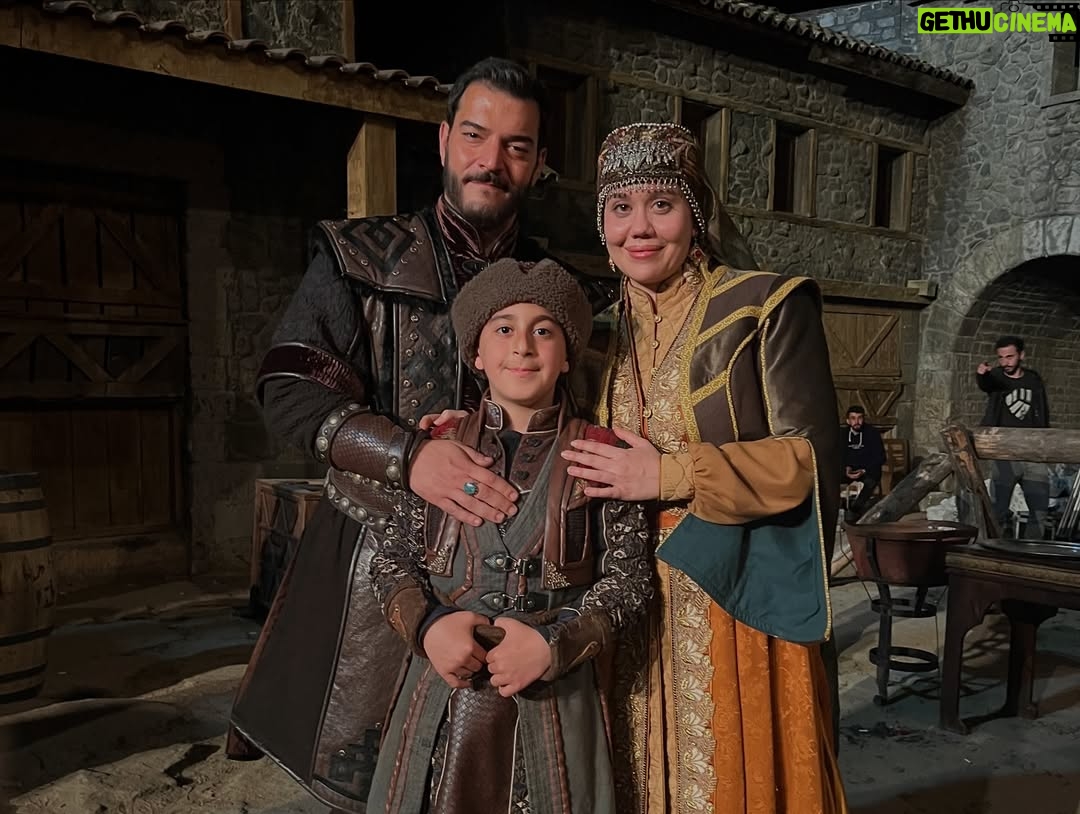 Begüm Çağla Taşkın - 64.6K Likes - Düşündüm taşındım fotolara da bu yazıya da canım arkadaşım @cagrisensoy ‘la başlamaya karar verdim. Öncelikle böyle bi çocuk olduğun için annene mi teşekkür etmeliyim, böyle bi adam olduğun için sana mı bilmiyorum. Çook güzel adamsın yaşasın ki beni sana verdiler😁Seninle, böyle bi işte, alanınız olduğunca oynamak, doğaçlamak, kıllatmak benim için çok büyük şans ve acayip eğlenceliydi. Seviyorum seni çikom🤍Tabii bu noktada sahnelerimde sürekli goygoy arayışında olmama müsamaha gösteren yönetmenlerim @demarke ve @_ahmet_yilmazz hocama da çook teşekkür etmeliyim. Beni ne kadar rahatlattığınızı, kendime güvenimi arttırdığınızı bilemezsiniz. Ve tabii tiyatro mantığından çıkana kadar sabırla bana “fıstık Bala bu tarafta, annecim Osman şu tarafta” diye nereye bakmam gerektiğini yılmadan anlatan, resmen kamera önü oyunculuğunu öğreten abilerim @ersin_palabiyik ve @kubilinyo , cansınız🙏🏼 Tüm zorluklarına rağmen öyle güzel anılar, arkadaşlıklar, hatta dostlar getirdi ki bu iş bana anlatamam ama kalbimde taşırım sonsuza dek. Ömürlük çikolarım oldu🥹🥰Tek  tek yazmayayım fotolardan anlaşılır🤓🤍😘Kimler kimler oynadı bu dizide, bana da tanışmak, ve çalışmak nasip oldu çok şanslıyım. Yıllardır beraber çalışan bu kadar büyük bir ekibe çok sonradan dahil olup da bu kadar çabuk adapte olduysam bu kamera önü/arkası istisnasız herkesin tatlılığındandır. Bu kadar sıcakkanlı tatlı bir “başrol” olduğun için sana da çok teşekkür ederim @burakozcivit 😇. Tanışınca hayal kırıklığına uğratmayan ünlüler listemde top 3’tesin🫶🏻
Ve tabii @mehmetbozdag ve @aslizeyneppekerbozdag ; beni tercih ettiniz, çok güzel bir deneyim yaşamamı sağladınız, 3 yıl ekmeğinizi yedim, hakkınızı helal edin çok teşekkür ederim🙏🏼🌺
Bu öyle bir iş ki, sanırım bi gün tüm oyuncular Kuruluş Osman’da oynayacak😁Ve o gün yolu buraya düşen meslektaşlarıma şimdiden selam olsun, çok kıyak bi ekip sizi bekliyor🤟🤓 Herkesin yolu açık olsun seviyorum sizi🤍🍀