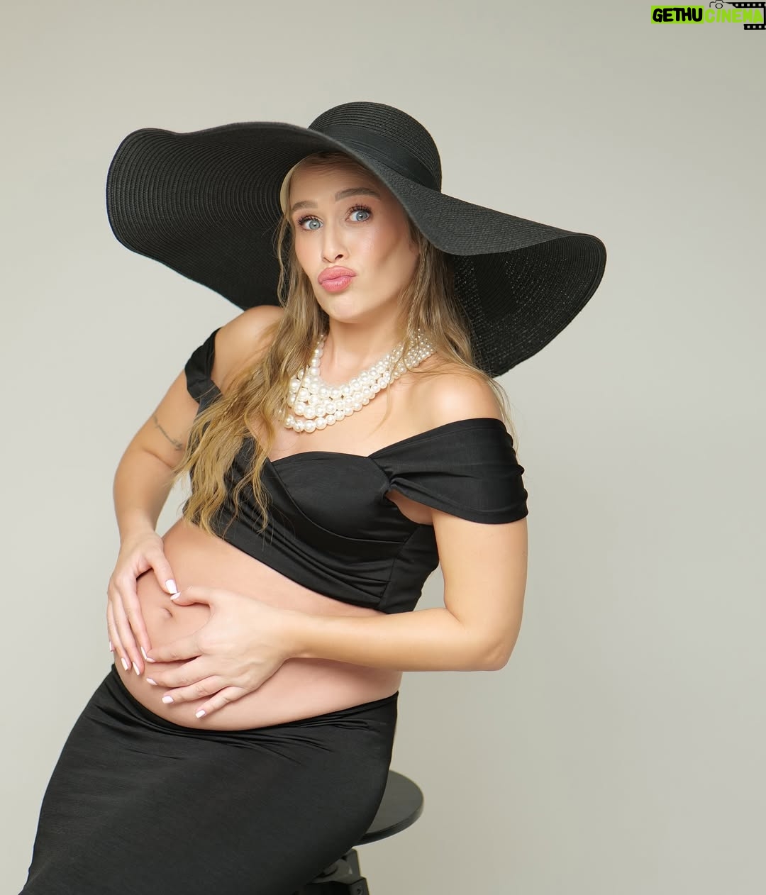 Begüm Öner - 32.6K Likes - Kızımla ilk çekimimizden 🌸😌
@motherslifemagazine 

#hamilelik 
#pregnant