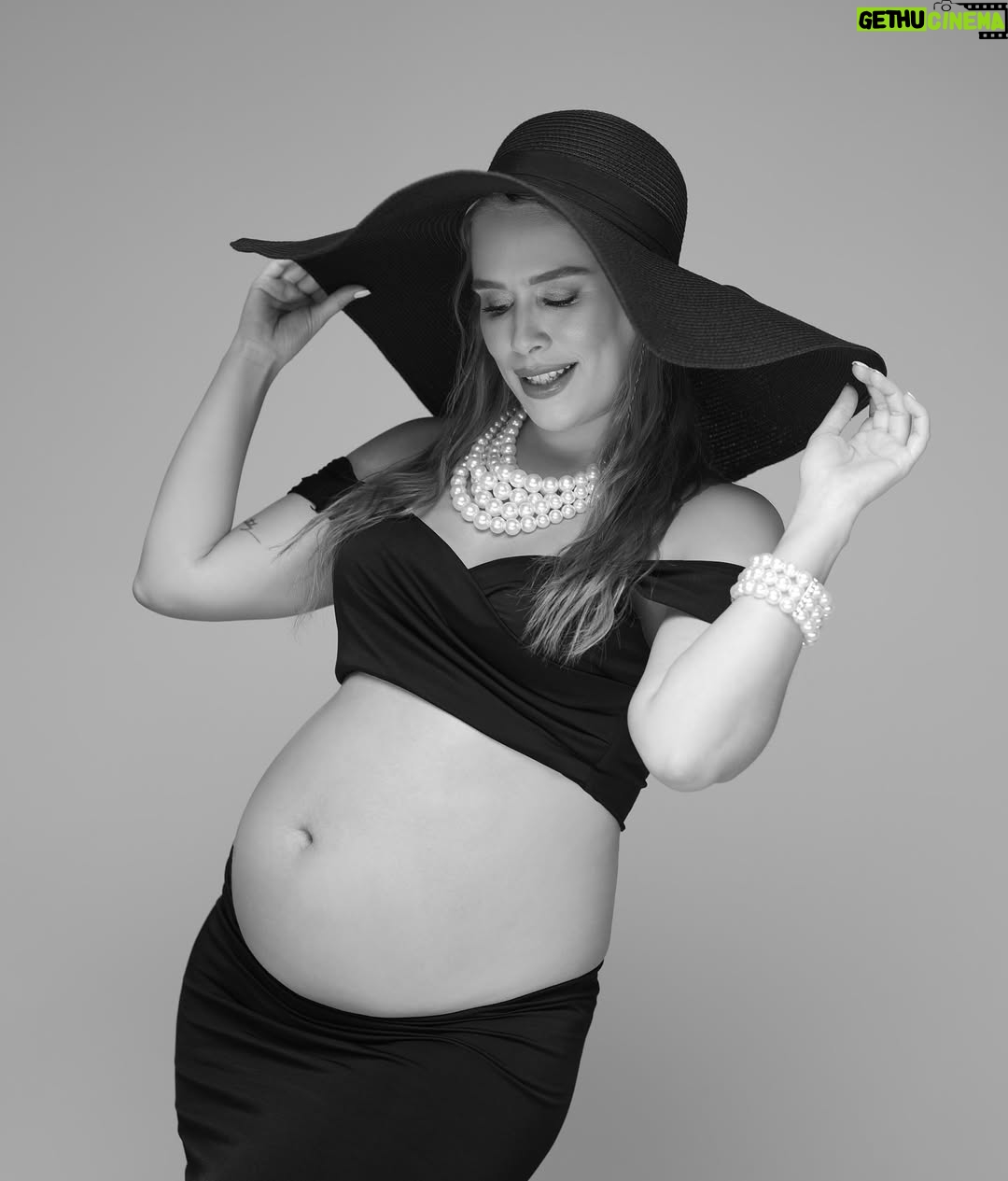 Begüm Öner - 32.6K Likes - Kızımla ilk çekimimizden 🌸😌
@motherslifemagazine 

#hamilelik 
#pregnant