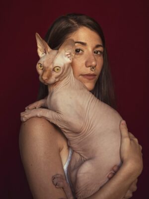 Bely Basarte Instagram - Mi abrazo en tantos días tristes, mi luz en tantas épocas oscuras, mi gatito Otis. Mi conexión más pura, mi amor más genuino, tú que tantos llantos consolaste, ¿cómo lo voy a hacer sin ti?

Tengo un hueco en el alma y no quiero llenarlo porque es tuyo. Te lo llevas contigo, de abrigo, de refugio, para que te tumbes sobre él a tomar el solecito.

Mi Otis de ronroneo eterno, mi mejor compañero, no recuerdo la vida sin ti.

Soñaré cada noche que dormimos acurrucados, tu carita sobre la mía, Molly entre mis piernas y Alex a nuestro lado dándonos calor hasta que vuelva a salir el sol. Porque ahora estás en los rayitos de sol, colándote por la ventana en pleno diciembre para calentar a Molly.

Nos hemos tenido tanto amor, gatito.
Nos hemos consentido todo el amor del mundo.

Te voy a echar de menos toda la vida.