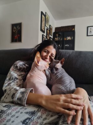 Bely Basarte Instagram - Mi abrazo en tantos días tristes, mi luz en tantas épocas oscuras, mi gatito Otis. Mi conexión más pura, mi amor más genuino, tú que tantos llantos consolaste, ¿cómo lo voy a hacer sin ti?

Tengo un hueco en el alma y no quiero llenarlo porque es tuyo. Te lo llevas contigo, de abrigo, de refugio, para que te tumbes sobre él a tomar el solecito.

Mi Otis de ronroneo eterno, mi mejor compañero, no recuerdo la vida sin ti.

Soñaré cada noche que dormimos acurrucados, tu carita sobre la mía, Molly entre mis piernas y Alex a nuestro lado dándonos calor hasta que vuelva a salir el sol. Porque ahora estás en los rayitos de sol, colándote por la ventana en pleno diciembre para calentar a Molly.

Nos hemos tenido tanto amor, gatito.
Nos hemos consentido todo el amor del mundo.

Te voy a echar de menos toda la vida.