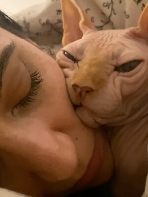 Bely Basarte Instagram - Mi abrazo en tantos días tristes, mi luz en tantas épocas oscuras, mi gatito Otis. Mi conexión más pura, mi amor más genuino, tú que tantos llantos consolaste, ¿cómo lo voy a hacer sin ti?

Tengo un hueco en el alma y no quiero llenarlo porque es tuyo. Te lo llevas contigo, de abrigo, de refugio, para que te tumbes sobre él a tomar el solecito.

Mi Otis de ronroneo eterno, mi mejor compañero, no recuerdo la vida sin ti.

Soñaré cada noche que dormimos acurrucados, tu carita sobre la mía, Molly entre mis piernas y Alex a nuestro lado dándonos calor hasta que vuelva a salir el sol. Porque ahora estás en los rayitos de sol, colándote por la ventana en pleno diciembre para calentar a Molly.

Nos hemos tenido tanto amor, gatito.
Nos hemos consentido todo el amor del mundo.

Te voy a echar de menos toda la vida.