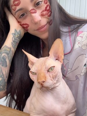 Bely Basarte Instagram - Mi abrazo en tantos días tristes, mi luz en tantas épocas oscuras, mi gatito Otis. Mi conexión más pura, mi amor más genuino, tú que tantos llantos consolaste, ¿cómo lo voy a hacer sin ti?

Tengo un hueco en el alma y no quiero llenarlo porque es tuyo. Te lo llevas contigo, de abrigo, de refugio, para que te tumbes sobre él a tomar el solecito.

Mi Otis de ronroneo eterno, mi mejor compañero, no recuerdo la vida sin ti.

Soñaré cada noche que dormimos acurrucados, tu carita sobre la mía, Molly entre mis piernas y Alex a nuestro lado dándonos calor hasta que vuelva a salir el sol. Porque ahora estás en los rayitos de sol, colándote por la ventana en pleno diciembre para calentar a Molly.

Nos hemos tenido tanto amor, gatito.
Nos hemos consentido todo el amor del mundo.

Te voy a echar de menos toda la vida.