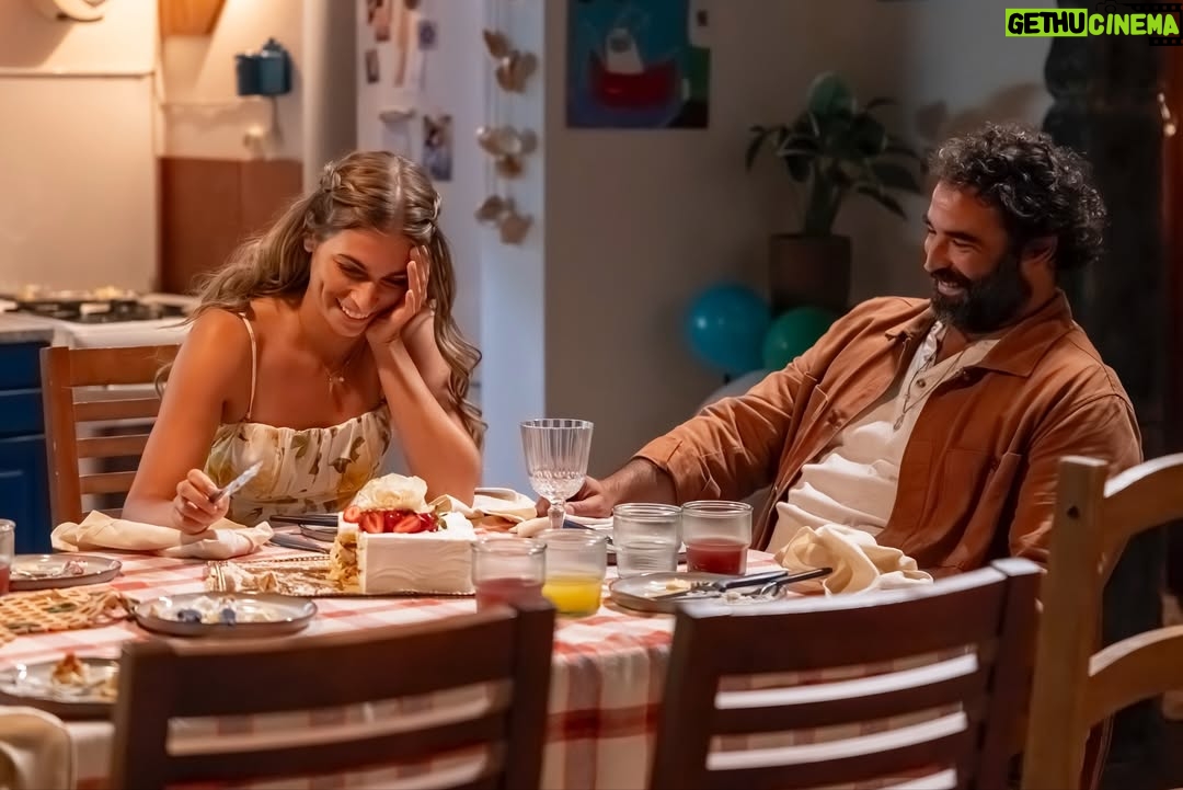 Benedita Pereira - 6.5K Likes - Entre muitas gargalhadas, algumas lágrimas, abraços e muito muito trabalho, ‘Terra Forte’ faz-se essencialmente com muito amor e muita vontade de fazer bem. Estou excepcionalmente bem rodeada por um elenco e equipa fantásticas que me fazem ir trabalhar de sorriso rasgado todos os dias. Sinto-me uma sortuda por voltar “às novelas” com estes seres humanos extraordinários para contar esta história tão bonita! 

Aqui fica uma pequena amostra dos últimos meses, sendo que a última é como eu vou ficar se vocês não virem amanhã o primeiro episódio!! 

Estreamos amanhã na @tvioficial e na @primevideopt !!