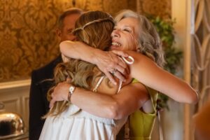 Benedita Pereira Instagram - Entre muitas gargalhadas, algumas lágrimas, abraços e muito muito trabalho, ‘Terra Forte’ faz-se essencialmente com muito amor e muita vontade de fazer bem. Estou excepcionalmente bem rodeada por um elenco e equipa fantásticas que me fazem ir trabalhar de sorriso rasgado todos os dias. Sinto-me uma sortuda por voltar “às novelas” com estes seres humanos extraordinários para contar esta história tão bonita! 

Aqui fica uma pequena amostra dos últimos meses, sendo que a última é como eu vou ficar se vocês não virem amanhã o primeiro episódio!! 

Estreamos amanhã na @tvioficial e na @primevideopt !!
