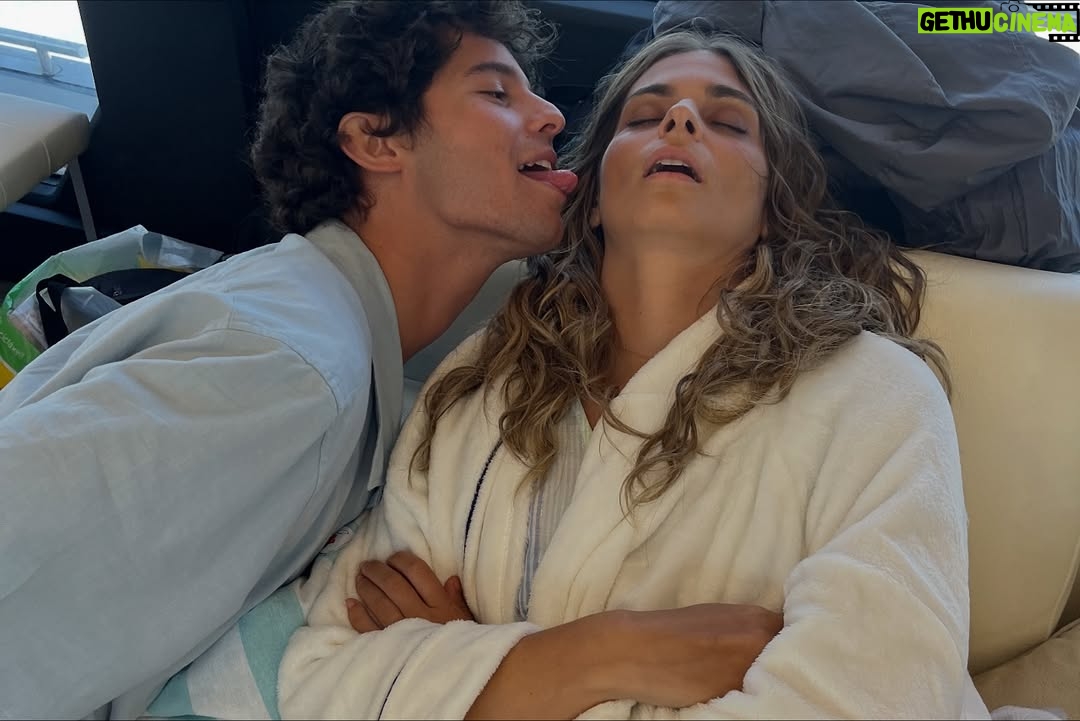 Benedita Pereira - 6.5K Likes - Entre muitas gargalhadas, algumas lágrimas, abraços e muito muito trabalho, ‘Terra Forte’ faz-se essencialmente com muito amor e muita vontade de fazer bem. Estou excepcionalmente bem rodeada por um elenco e equipa fantásticas que me fazem ir trabalhar de sorriso rasgado todos os dias. Sinto-me uma sortuda por voltar “às novelas” com estes seres humanos extraordinários para contar esta história tão bonita! 

Aqui fica uma pequena amostra dos últimos meses, sendo que a última é como eu vou ficar se vocês não virem amanhã o primeiro episódio!! 

Estreamos amanhã na @tvioficial e na @primevideopt !!