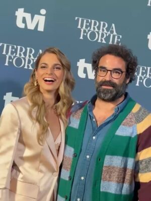 Benedita Pereira Instagram - Ontem vimos um trailer mais “alargado” da nossa “Terra Forte” e foi muito emocionante ver o resultado de tantos meses de trabalho e entrega desta equipa extraordinária. É que além de serem óptimos profissionais e muito talentosos, também são boas pessoas e muito (demasiado) divertidos 🤩. Tenho muita sorte!
Estreia dia 20 e eu mal posso esperar por ver os episódios inteiros e saber a vossa reação. ❤️🤗
📸 @ruivalido
Styling @vanessamarquesstyling
Fato @simonacorselliniofficial @lookbooksshowroom
Jóias @onewatchcompany_
Make up @nikkymakeup_
Hair @paulafranciscohairstylist
@tvioficial
@primevideopt
@tvinovelas