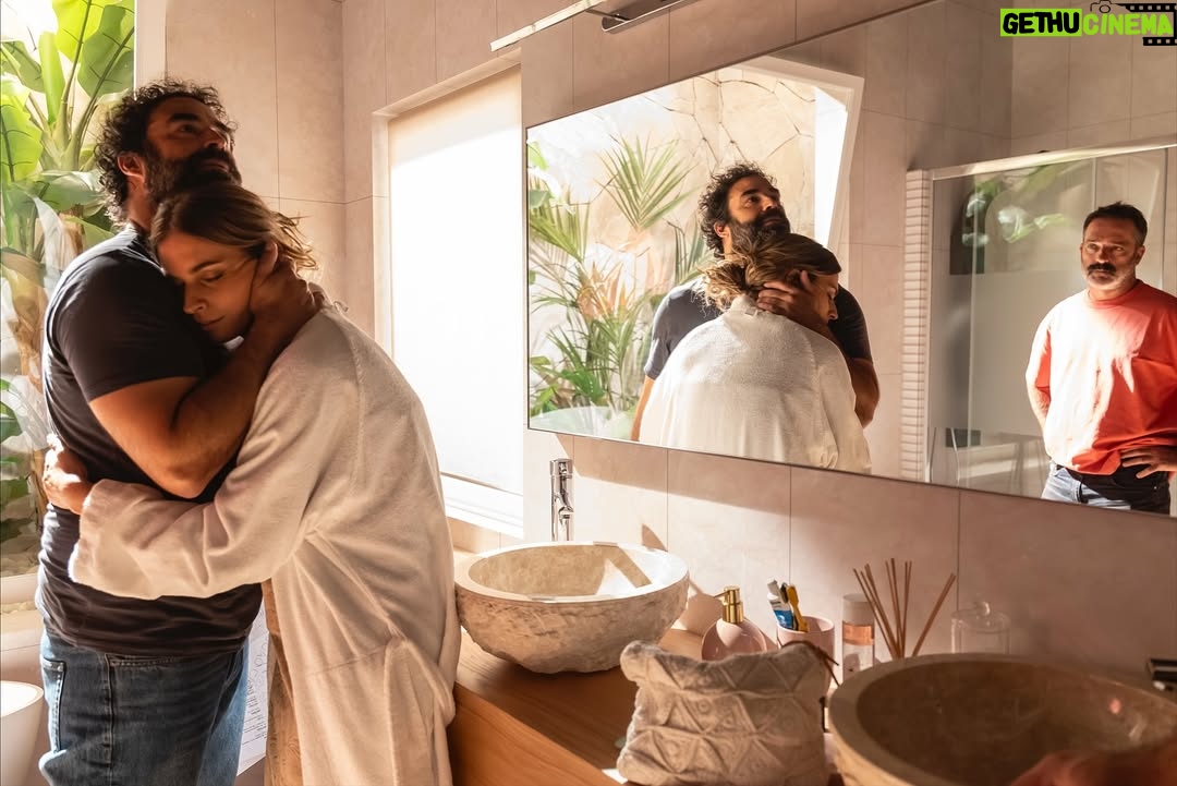 Benedita Pereira - 6.5K Likes - Entre muitas gargalhadas, algumas lágrimas, abraços e muito muito trabalho, ‘Terra Forte’ faz-se essencialmente com muito amor e muita vontade de fazer bem. Estou excepcionalmente bem rodeada por um elenco e equipa fantásticas que me fazem ir trabalhar de sorriso rasgado todos os dias. Sinto-me uma sortuda por voltar “às novelas” com estes seres humanos extraordinários para contar esta história tão bonita! 

Aqui fica uma pequena amostra dos últimos meses, sendo que a última é como eu vou ficar se vocês não virem amanhã o primeiro episódio!! 

Estreamos amanhã na @tvioficial e na @primevideopt !!