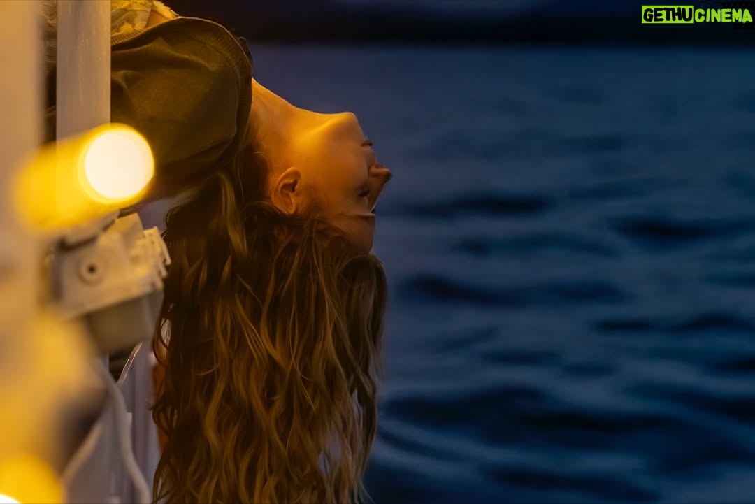Benedita Pereira - 6.5K Likes - Entre muitas gargalhadas, algumas lágrimas, abraços e muito muito trabalho, ‘Terra Forte’ faz-se essencialmente com muito amor e muita vontade de fazer bem. Estou excepcionalmente bem rodeada por um elenco e equipa fantásticas que me fazem ir trabalhar de sorriso rasgado todos os dias. Sinto-me uma sortuda por voltar “às novelas” com estes seres humanos extraordinários para contar esta história tão bonita! 

Aqui fica uma pequena amostra dos últimos meses, sendo que a última é como eu vou ficar se vocês não virem amanhã o primeiro episódio!! 

Estreamos amanhã na @tvioficial e na @primevideopt !!