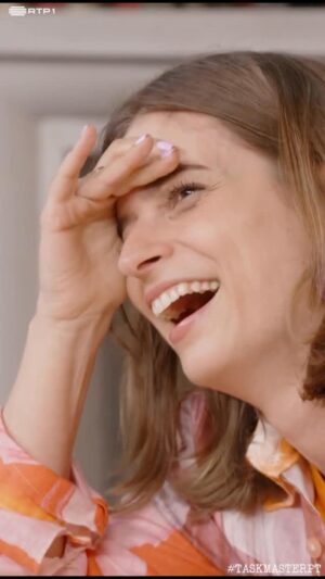 Benedita Pereira Instagram - Alguém vai ser enganado pela Benedita Pereira. Reconhecem a voz? 😂
Sábado à noite, não percam mais um incrível episódio do Taskmaster!!
#taskmasterpt #rtp1 #fremantlept