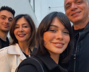 Beste Kökdemir Instagram - İyi ki doğdun kraliçe 👑
~anne/anneanne~