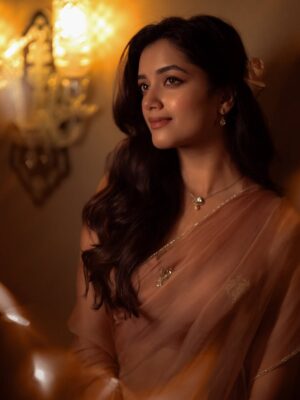 Bhagyashri Borse Instagram - Aarambikkalama?✨

Excited to begin this journey with Kaantha as my Tamil debut!