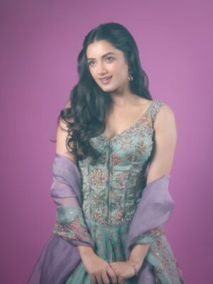 Bhagyashri Borse Instagram - Ishq.. my fav kind of magic 💜