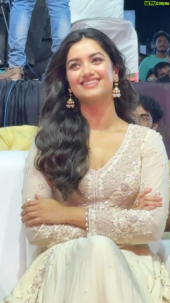 Bhagyashri Borse - 608.7K Likes - Mee andari Hridayam Lopala 🤍
