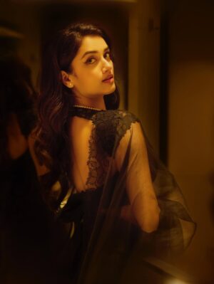 Bhagyashri Borse Instagram - A vintage love 🖤

#Kaantha14thNov