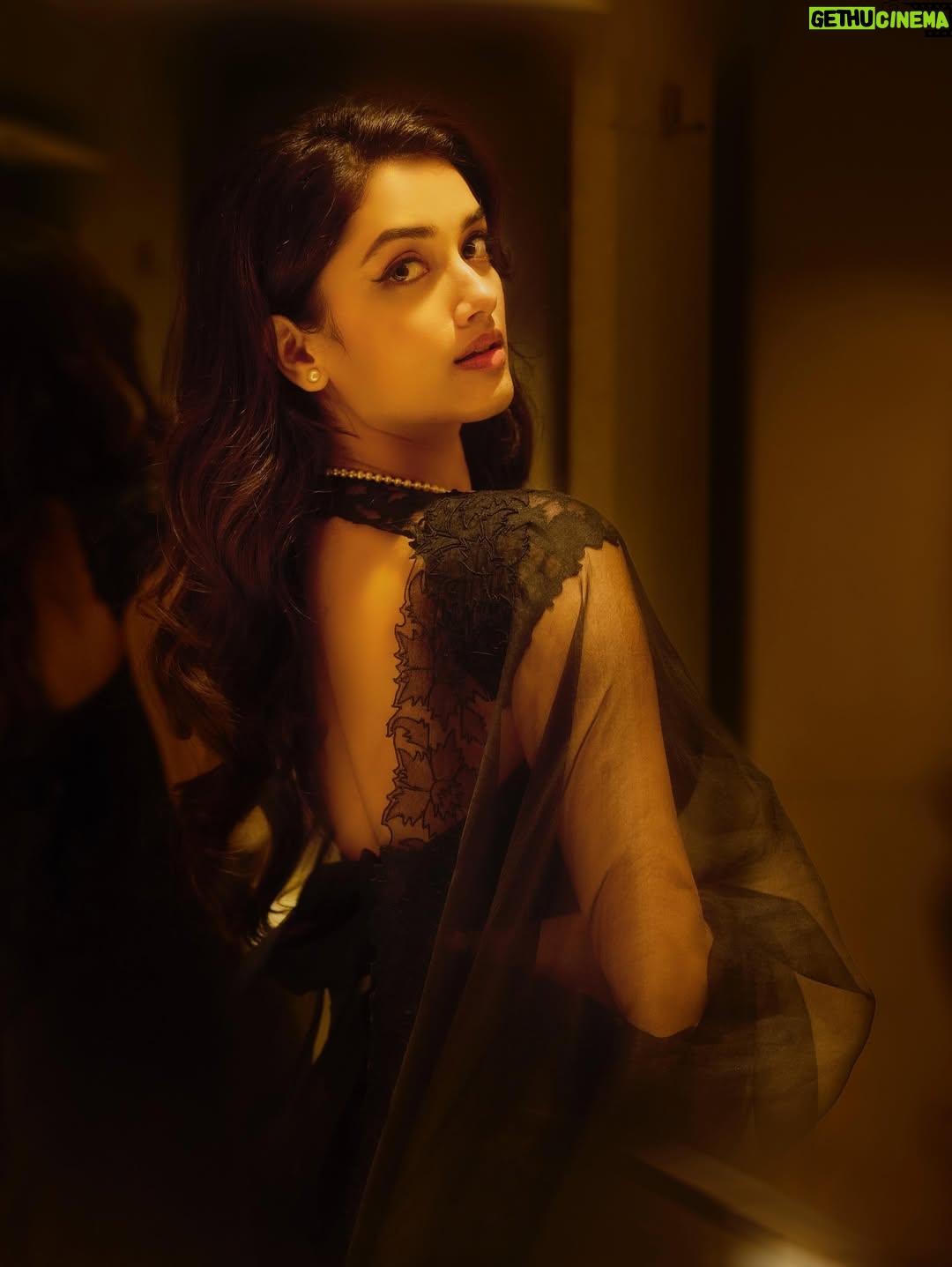 Bhagyashri Borse - 588K Likes - A vintage love 🖤

#Kaantha14thNov