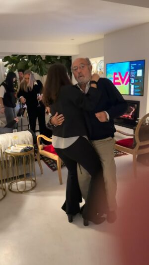 Bibá Pitta Instagram - Que delícia!!🥰
O “jovem há mais tempo cá de casa ( o avô) @pedrodinizpitta e a neta @mariavpitta a aproveitarem o tempo da melhor maneira .. dançar 💃 🕺
Que este momento fique guardado para sempre porque é assim com gestos simples e cheios de ternura que a vida se torna linda e inesquecível !!! 😍

Beijinhos a todos e nunca se esqueçam :
Mimem muito os vossos Avós ( todos os dias ) porque o amor é o que mais importa ❤️