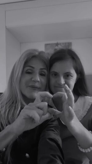 Bibá Pitta Instagram - Que esta época traga a todos nós muita Luz,Esperança e muitas razões para sorrir, que a União, o Respeito  e o Amor nunca nos falte 🥰
Obrigada por estarem sempre connosco💕
Beijinhos Biba&Mada💕
