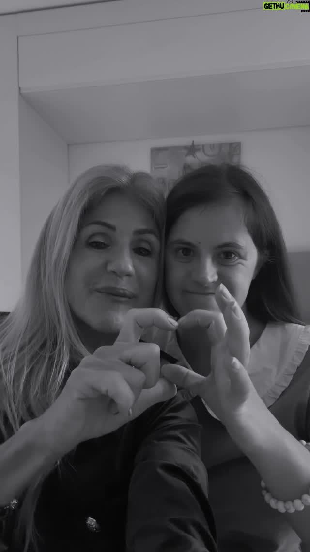 Bibá Pitta - 29.8K Likes - Que esta época traga a todos nós muita Luz,Esperança e muitas razões para sorrir, que a União, o Respeito  e o Amor nunca nos falte 🥰
Obrigada por estarem sempre connosco💕
Beijinhos Biba&Mada💕