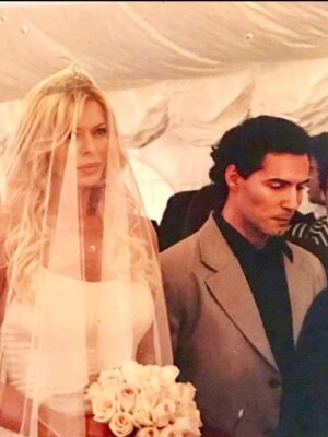 Bibiana Fernández Instagram - Cantaba ese genio #manuelmolina m lo encontré en el camino y nos hicimos hermanos, y así hemos atravesado cuatro décadas, hoy cumple años, yo te regalo lo que sea espero que la vida te regale una serie otro musical, , te quedan pocos, y bendiciones para ti y tu familia que es mía, felicidades Ines, es mellizo, elegí el compromiso, porque eso es la vida ,te adoro feliz cumpleaños 🎁❤️ por muchos más y que yo lo vea🌹❤️‍🔥
Posdata ayer no te puse con Joe lo dejé para hoy dos sagitarios que me enloquecen