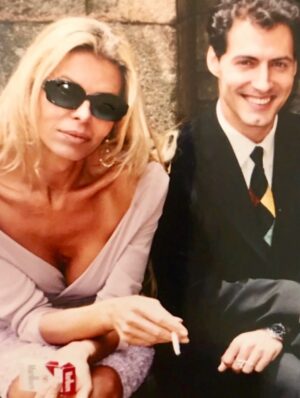 Bibiana Fernández Instagram - Cantaba ese genio #manuelmolina m lo encontré en el camino y nos hicimos hermanos, y así hemos atravesado cuatro décadas, hoy cumple años, yo te regalo lo que sea espero que la vida te regale una serie otro musical, , te quedan pocos, y bendiciones para ti y tu familia que es mía, felicidades Ines, es mellizo, elegí el compromiso, porque eso es la vida ,te adoro feliz cumpleaños 🎁❤️ por muchos más y que yo lo vea🌹❤️‍🔥
Posdata ayer no te puse con Joe lo dejé para hoy dos sagitarios que me enloquecen