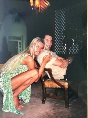 Bibiana Fernández Instagram - Cantaba ese genio #manuelmolina m lo encontré en el camino y nos hicimos hermanos, y así hemos atravesado cuatro décadas, hoy cumple años, yo te regalo lo que sea espero que la vida te regale una serie otro musical, , te quedan pocos, y bendiciones para ti y tu familia que es mía, felicidades Ines, es mellizo, elegí el compromiso, porque eso es la vida ,te adoro feliz cumpleaños 🎁❤️ por muchos más y que yo lo vea🌹❤️‍🔥
Posdata ayer no te puse con Joe lo dejé para hoy dos sagitarios que me enloquecen