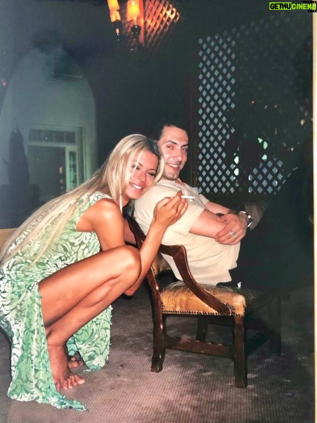 Bibiana Fernández - 9.1K Likes - Cantaba ese genio #manuelmolina m lo encontré en el camino y nos hicimos hermanos, y así hemos atravesado cuatro décadas, hoy cumple años, yo te regalo lo que sea espero que la vida te regale una serie otro musical, , te quedan pocos, y bendiciones para ti y tu familia que es mía, felicidades Ines, es mellizo, elegí el compromiso, porque eso es la vida ,te adoro feliz cumpleaños 🎁❤️ por muchos más y que yo lo vea🌹❤️‍🔥
Posdata ayer no te puse con Joe lo dejé para hoy dos sagitarios que me enloquecen