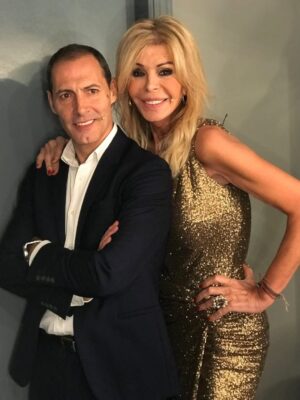 Bibiana Fernández Instagram - Cantaba ese genio #manuelmolina m lo encontré en el camino y nos hicimos hermanos, y así hemos atravesado cuatro décadas, hoy cumple años, yo te regalo lo que sea espero que la vida te regale una serie otro musical, , te quedan pocos, y bendiciones para ti y tu familia que es mía, felicidades Ines, es mellizo, elegí el compromiso, porque eso es la vida ,te adoro feliz cumpleaños 🎁❤️ por muchos más y que yo lo vea🌹❤️‍🔥
Posdata ayer no te puse con Joe lo dejé para hoy dos sagitarios que me enloquecen