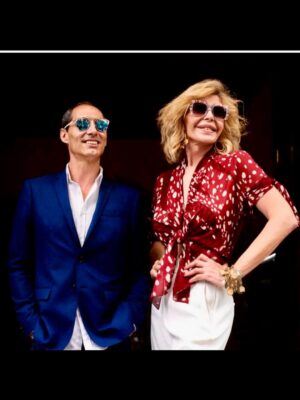 Bibiana Fernández Instagram - Cantaba ese genio #manuelmolina m lo encontré en el camino y nos hicimos hermanos, y así hemos atravesado cuatro décadas, hoy cumple años, yo te regalo lo que sea espero que la vida te regale una serie otro musical, , te quedan pocos, y bendiciones para ti y tu familia que es mía, felicidades Ines, es mellizo, elegí el compromiso, porque eso es la vida ,te adoro feliz cumpleaños 🎁❤️ por muchos más y que yo lo vea🌹❤️‍🔥
Posdata ayer no te puse con Joe lo dejé para hoy dos sagitarios que me enloquecen