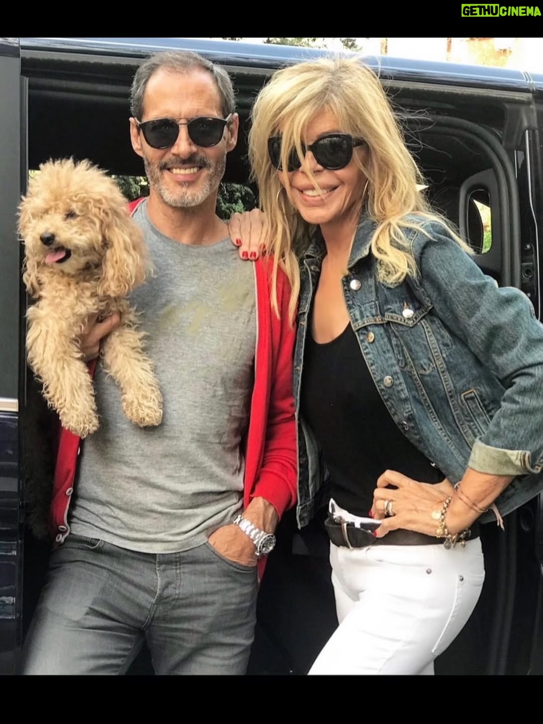 Bibiana Fernández - 9.1K Likes - Cantaba ese genio #manuelmolina m lo encontré en el camino y nos hicimos hermanos, y así hemos atravesado cuatro décadas, hoy cumple años, yo te regalo lo que sea espero que la vida te regale una serie otro musical, , te quedan pocos, y bendiciones para ti y tu familia que es mía, felicidades Ines, es mellizo, elegí el compromiso, porque eso es la vida ,te adoro feliz cumpleaños 🎁❤️ por muchos más y que yo lo vea🌹❤️‍🔥
Posdata ayer no te puse con Joe lo dejé para hoy dos sagitarios que me enloquecen