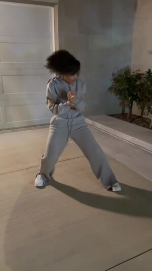 Blac Chyna Instagram - My hair growth oil got me feeling like MJ 🕺🕺@heartspurecosmetics