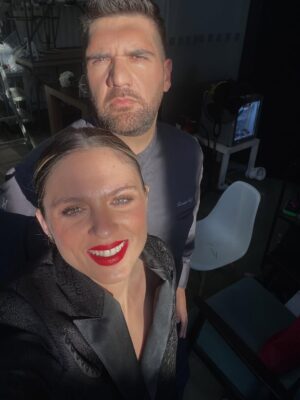 Brenda Lodigiani Instagram - È stato un viaggio pazzesco 
Il tendone è diventato casa mia per tre mesi
E per questo devo ringraziare i giudici @ernstknam @chefdamianocarrara @tommasofoglia_pastry e @iginio.massari per il calore, la fiducia e la cura con cui mi hanno accolta. 
Ringrazio tutti i concorrenti, perché sono diventati un pezzo della mia famiglia e già mi mancano. 
La produzione e la rete per avermi permesso di esserci, assecondando quasi ogni mia follia.
Grazie anche agli autori presenti ogni giorno e tutti i montatori. 

Infine grazie alle mie ragazze 
@_saradistefano_ 
@flavialiberatori_ 
@elenabrozzistylist 
E
@f_d_x 
Vi voglio bene 

Ci vediamo il prossimo anno ♥️
#bakeoff13
