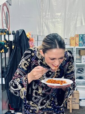 Brenda Lodigiani Instagram - È stato un viaggio pazzesco 
Il tendone è diventato casa mia per tre mesi
E per questo devo ringraziare i giudici @ernstknam @chefdamianocarrara @tommasofoglia_pastry e @iginio.massari per il calore, la fiducia e la cura con cui mi hanno accolta. 
Ringrazio tutti i concorrenti, perché sono diventati un pezzo della mia famiglia e già mi mancano. 
La produzione e la rete per avermi permesso di esserci, assecondando quasi ogni mia follia.
Grazie anche agli autori presenti ogni giorno e tutti i montatori. 

Infine grazie alle mie ragazze 
@_saradistefano_ 
@flavialiberatori_ 
@elenabrozzistylist 
E
@f_d_x 
Vi voglio bene 

Ci vediamo il prossimo anno ♥️
#bakeoff13