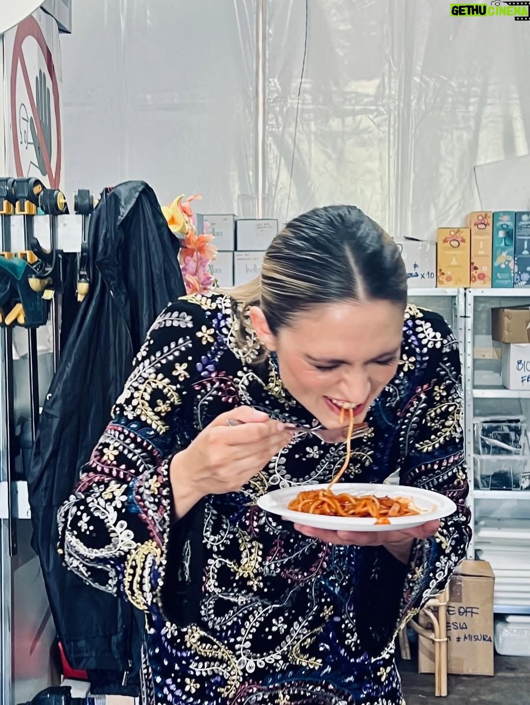 Brenda Lodigiani - 23.8K Likes - È stato un viaggio pazzesco 
Il tendone è diventato casa mia per tre mesi
E per questo devo ringraziare i giudici @ernstknam @chefdamianocarrara @tommasofoglia_pastry e @iginio.massari per il calore, la fiducia e la cura con cui mi hanno accolta. 
Ringrazio tutti i concorrenti, perché sono diventati un pezzo della mia famiglia e già mi mancano. 
La produzione e la rete per avermi permesso di esserci, assecondando quasi ogni mia follia.
Grazie anche agli autori presenti ogni giorno e tutti i montatori. 

Infine grazie alle mie ragazze 
@_saradistefano_ 
@flavialiberatori_ 
@elenabrozzistylist 
E
@f_d_x 
Vi voglio bene 

Ci vediamo il prossimo anno ♥️
#bakeoff13
