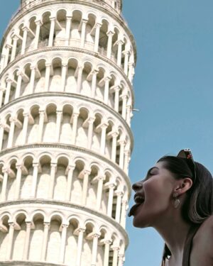 Buse Sinem İren Instagram - Ci sono viaggi che restano nel cuore… Pisa è uno di questi.