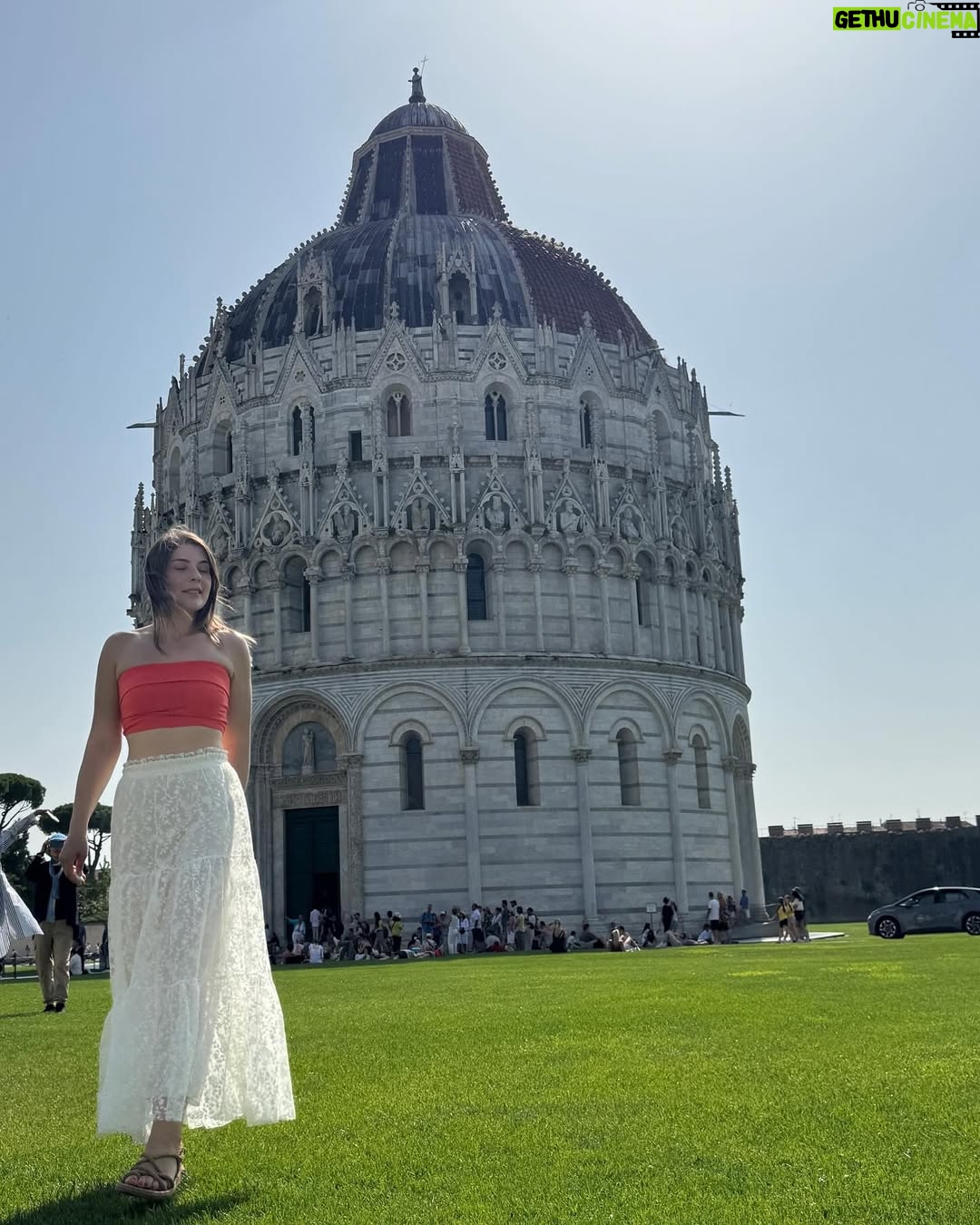 Buse Sinem İren - 5.6K Likes - Ci sono viaggi che restano nel cuore… Pisa è uno di questi.