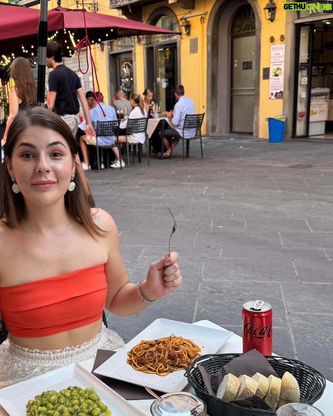Buse Sinem İren - 5.6K Likes - Ci sono viaggi che restano nel cuore… Pisa è uno di questi.