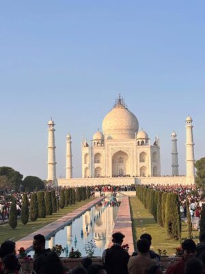 Camila Raznovich Instagram - Her Majesty…. The Taj Mahal. #india #december25 #familytravel
