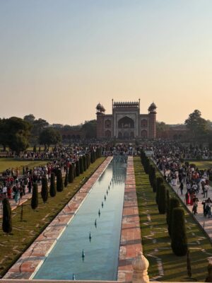 Camila Raznovich Instagram - Her Majesty…. The Taj Mahal. #india #december25 #familytravel