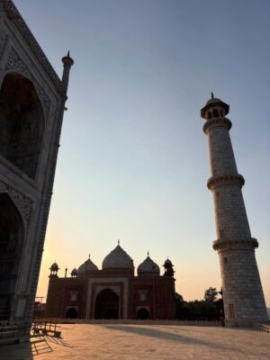 Camila Raznovich Instagram - Her Majesty…. The Taj Mahal. #india #december25 #familytravel