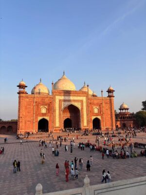 Camila Raznovich Instagram - Her Majesty…. The Taj Mahal. #india #december25 #familytravel
